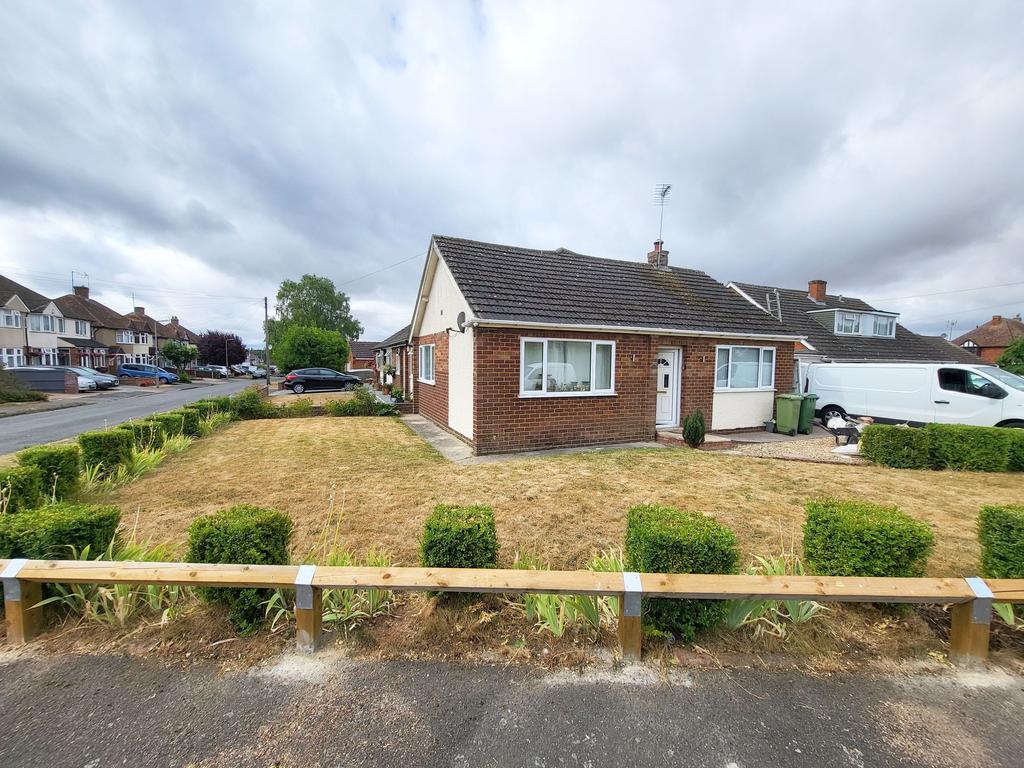 The Crescent, Haversham, MK19 4 bed semidetached house £1,500 pcm (£
