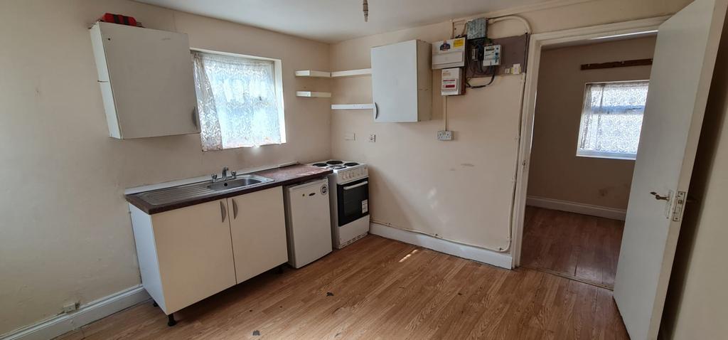 First Floor Studio Flat Available to Rent in Mano