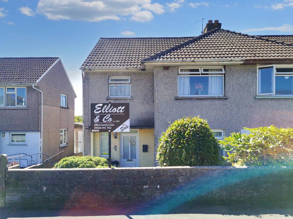 Meadow Avenue, Kenfig Hill CF33 3 bed semidetached house for sale £