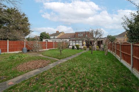 3 bedroom bungalow for sale - Lilac Gardens, Romford