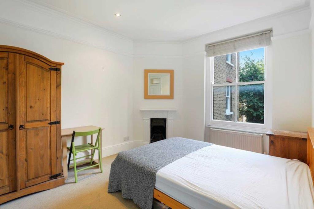 Cambridge Mansions, Cambridge Road, Battersea, SW11 4RX 2 bed flat £