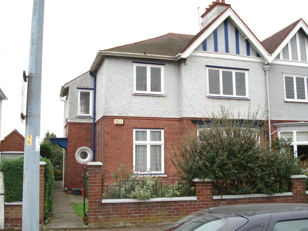 Weelsby Road, Grimsby, Lincolnshire... 2 bed apartment £495 pcm (£114 pw)