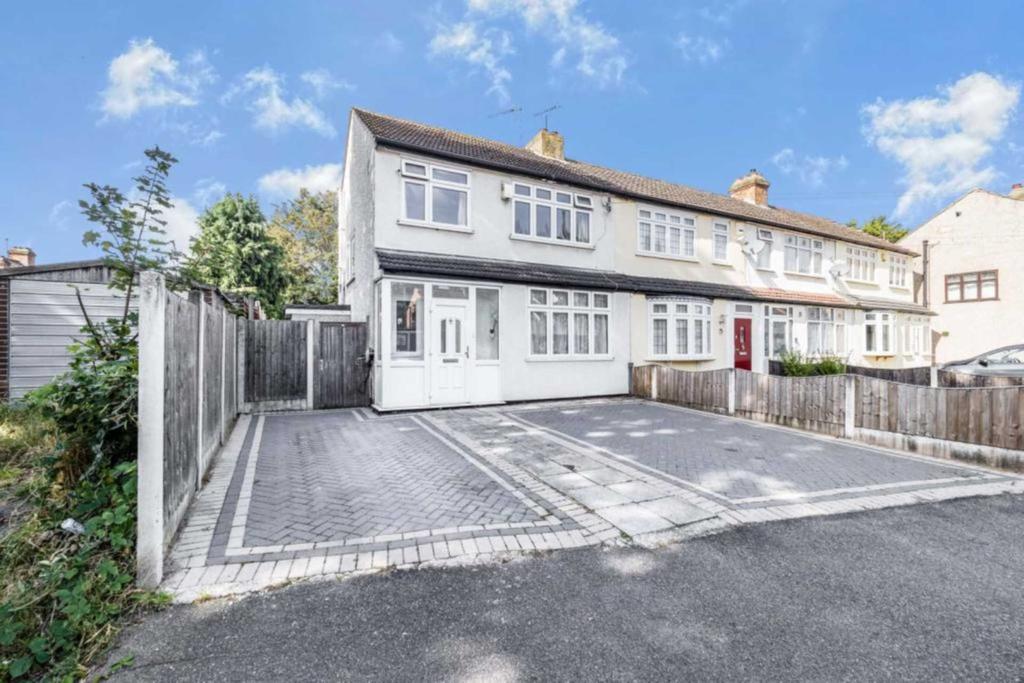 Richards Avenue, Romford, RM7 3 bed end of terrace house £1,600 pcm