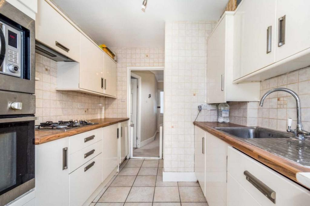Richards Avenue, Romford, RM7 3 bed end of terrace house to rent £