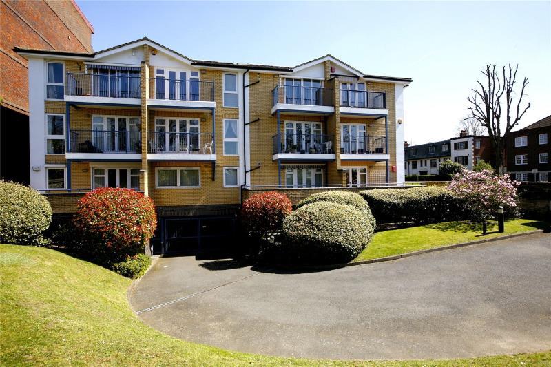 Portsmouth Road, Kingston Upon Thames, Surrey, KT1 2NE 2 bed apartment