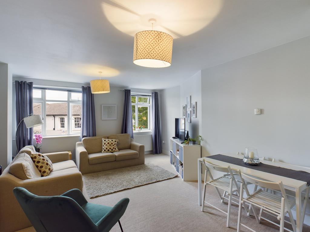 Molesey Road, WaltononThames, Surrey, KT12 2 bed apartment £275,000