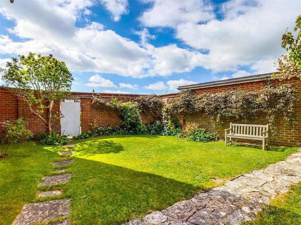 Waterford Gardens, Highcliffe, Christchurch, Dorset, BH23 3 bed