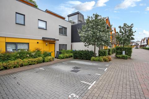 3 bedroom end of terrace house to rent, Cairns Avenue, Streatham