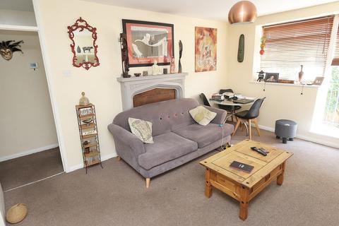 2 bedroom flat to rent - Queens Drive, Leyton, E10