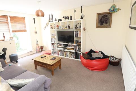 2 bedroom flat to rent - Queens Drive, Leyton, E10