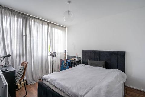 3 bedroom maisonette to rent - Hersham Close, Roehampton, London, SW15