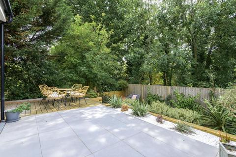 Flat B, 9 Hamlet Road, London, SE19 2AP