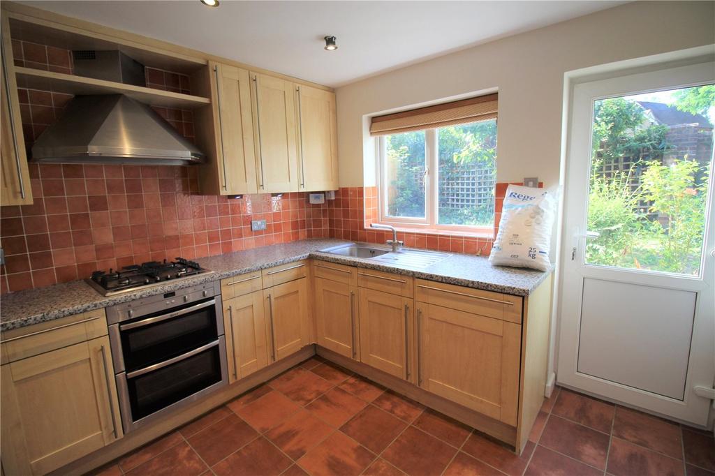 Montague Road, Berkhamsted... 4 bed detached house £2,300 pcm (£531 pw)