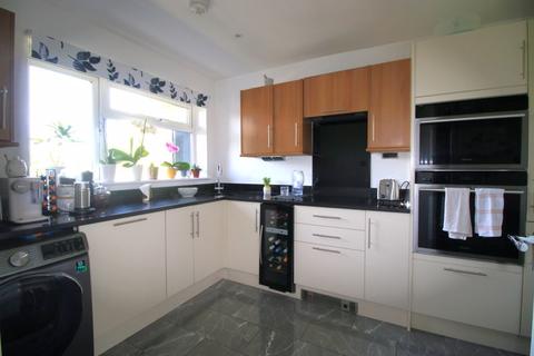 2 bedroom flat to rent - Linton Court, Rise Park Parade, Romford