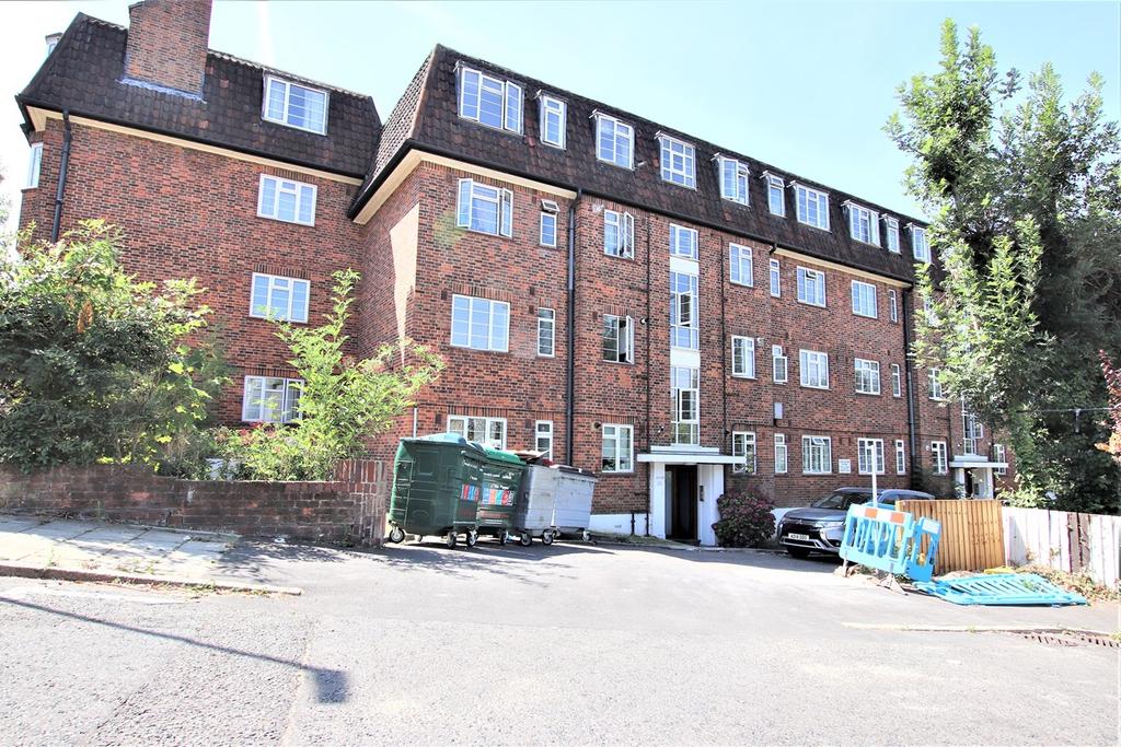Victoria Crescent, London, SE19 2 bed apartment £1,400 pcm (£323 pw)