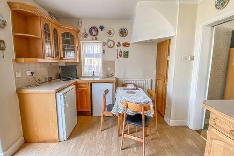 42 Avebury Road, Bristol, BS3 2QG