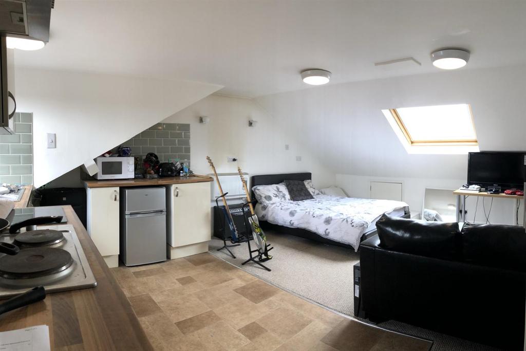 Holyhead Road, Lower Coundon, Coventry Studio £595 pcm (£137 pw)