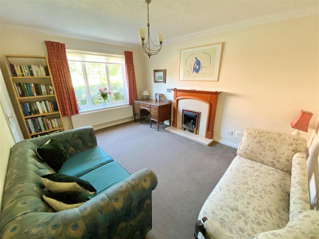 Hamble Way Macclesfield 4 bed detached house £400,000