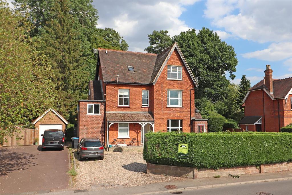 Mid Street, South Nutfield 1 bed flat for sale £220,000