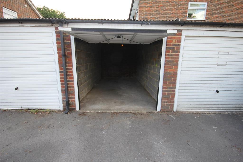 Garage, Fieldway, Lindfield Garage £95 pcm (£22 pw)