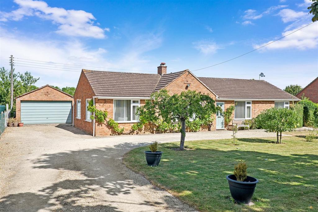 Cheltenham Road, Sedgeberrow, Evesham 3 bed detached bungalow for sale