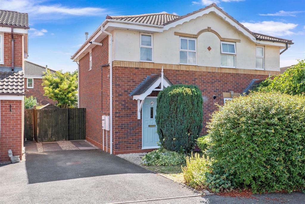 Larkspur Drive, Evesham, Worcestershire 2 bed semidetached house £