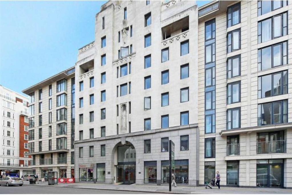 Parkview Residence, 219 Baker Street... 2 bed flat £5,958 pcm (£1,375 pw)