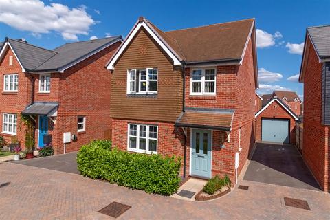 19 Gladiolus Grove, Worthing, BN13 3GU