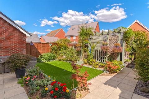 19 Gladiolus Grove, Worthing, BN13 3GU