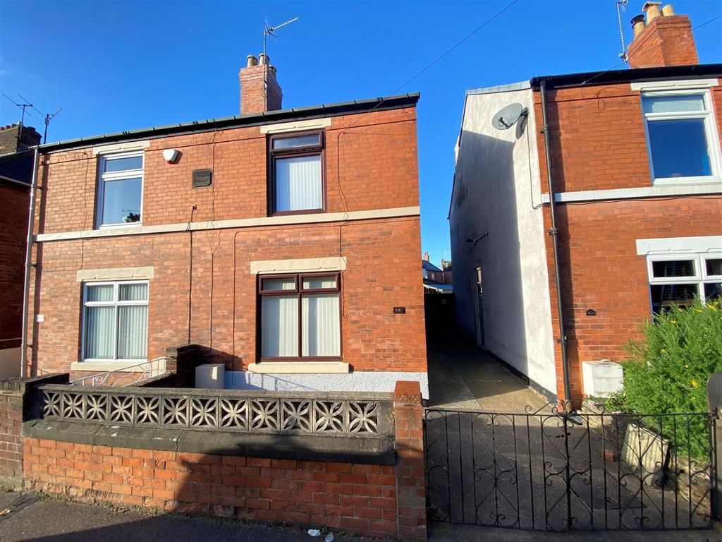 Heaton Street, Chesterfield, Derbyshire 3 bed semidetached house £700 pcm (£162 pw)