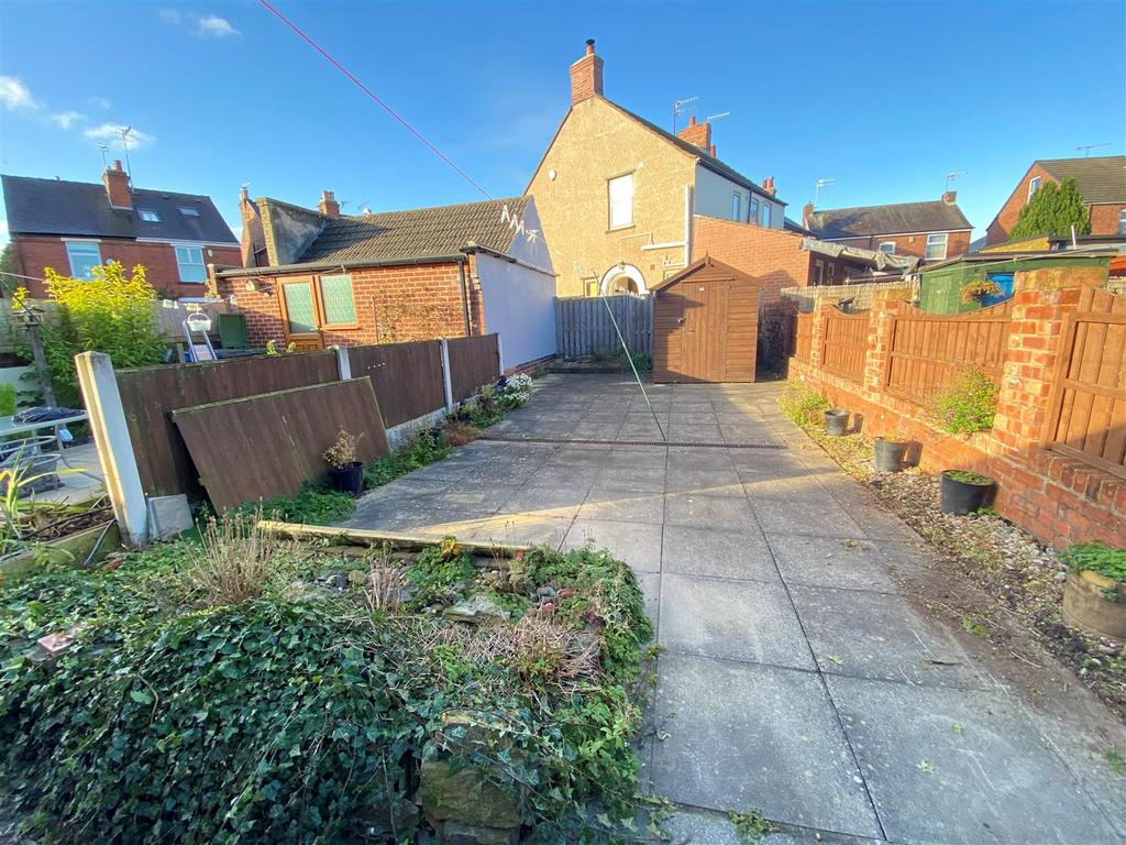 Heaton Street, Chesterfield, Derbyshire 3 bed semidetached house £700 pcm (£162 pw)