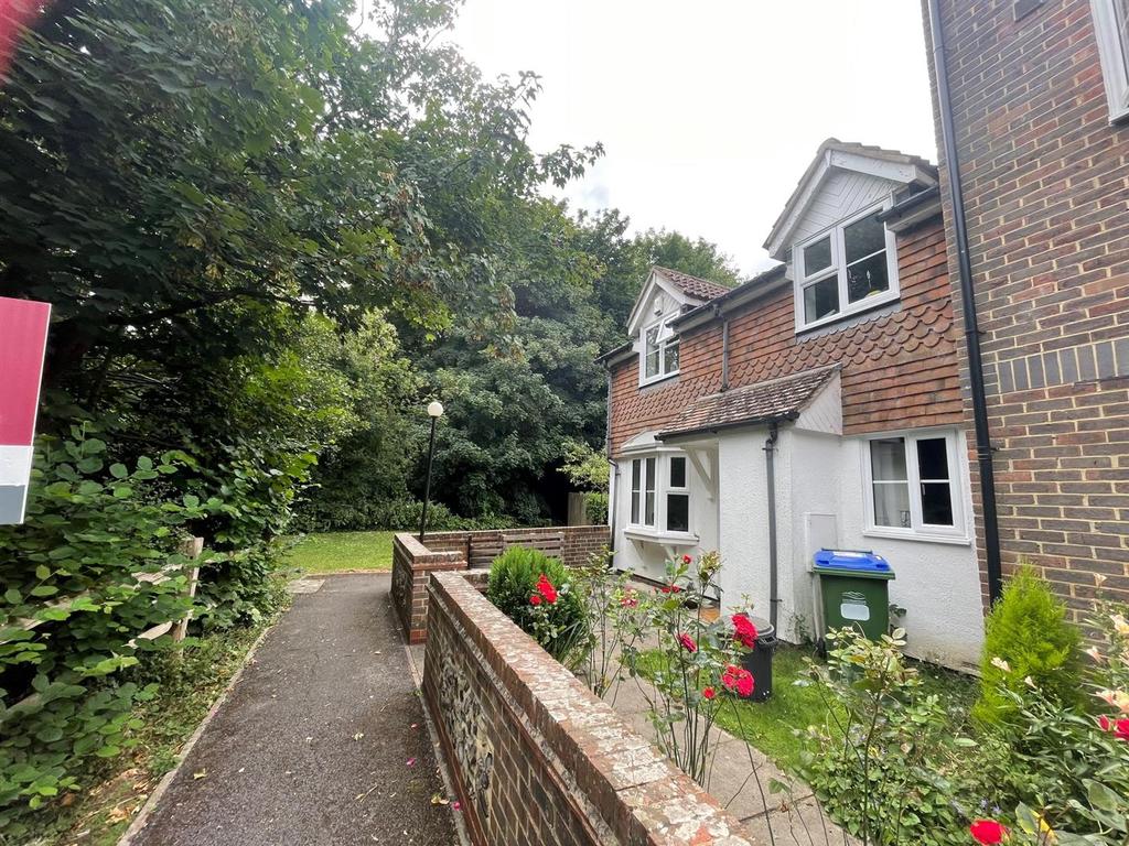 LEWES 2 bed terraced house £1,200 pcm (£277 pw)
