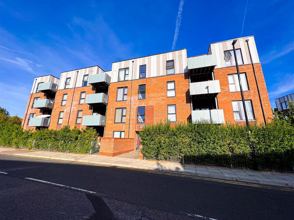 Melling Drive, Enfield 2 bed apartment £1,700 pcm (£392 pw)