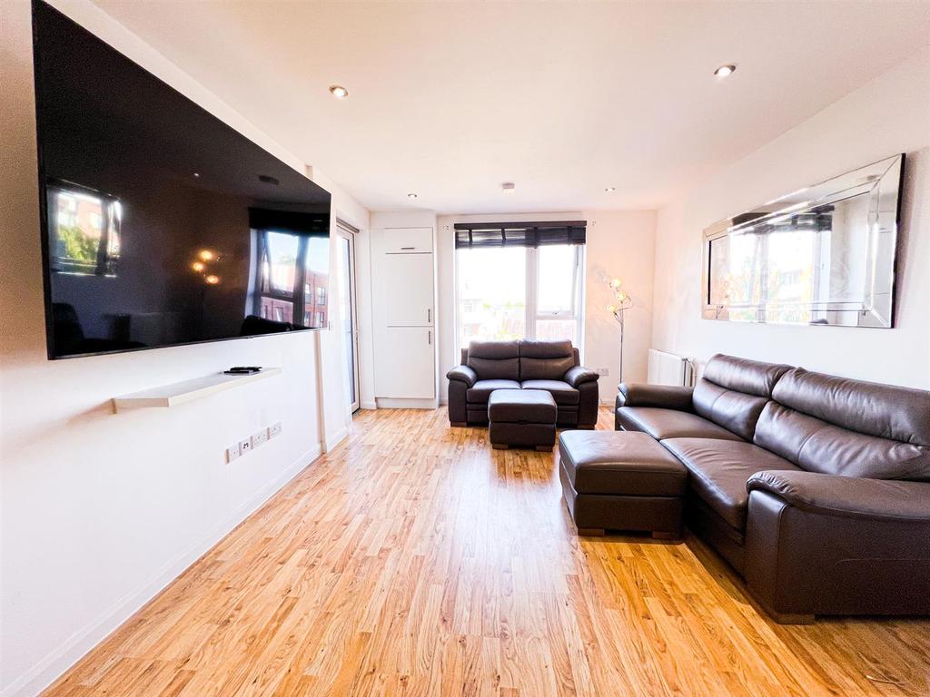 Melling Drive, Enfield 2 bed apartment £1,700 pcm (£392 pw)