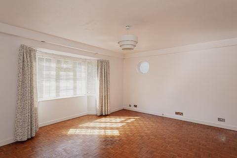 8, Spring Court Chessington Road, Epsom, KT17 1TQ