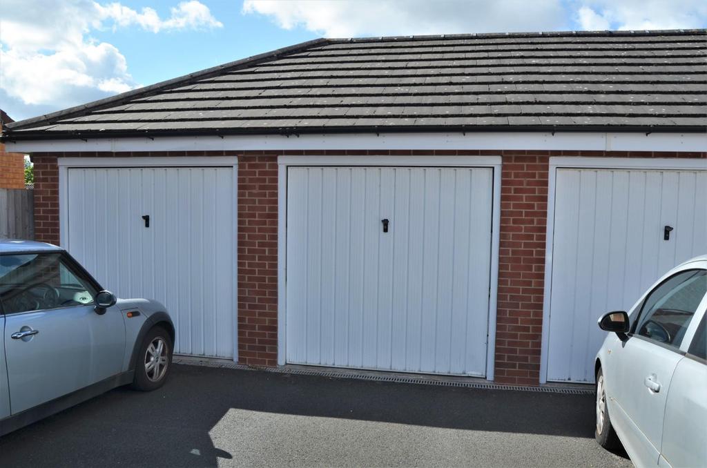 Ruiton Street, Gornal, West Midlands 2 bed terraced house for sale £