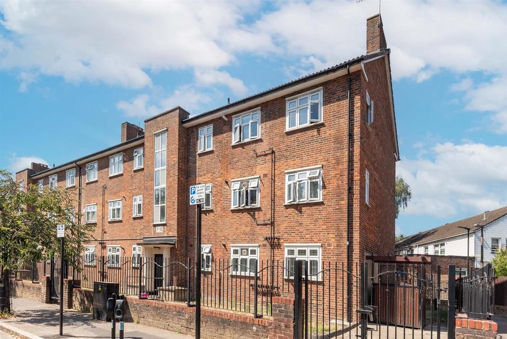 Londesborough Road, N16 3 bed flat £475,000