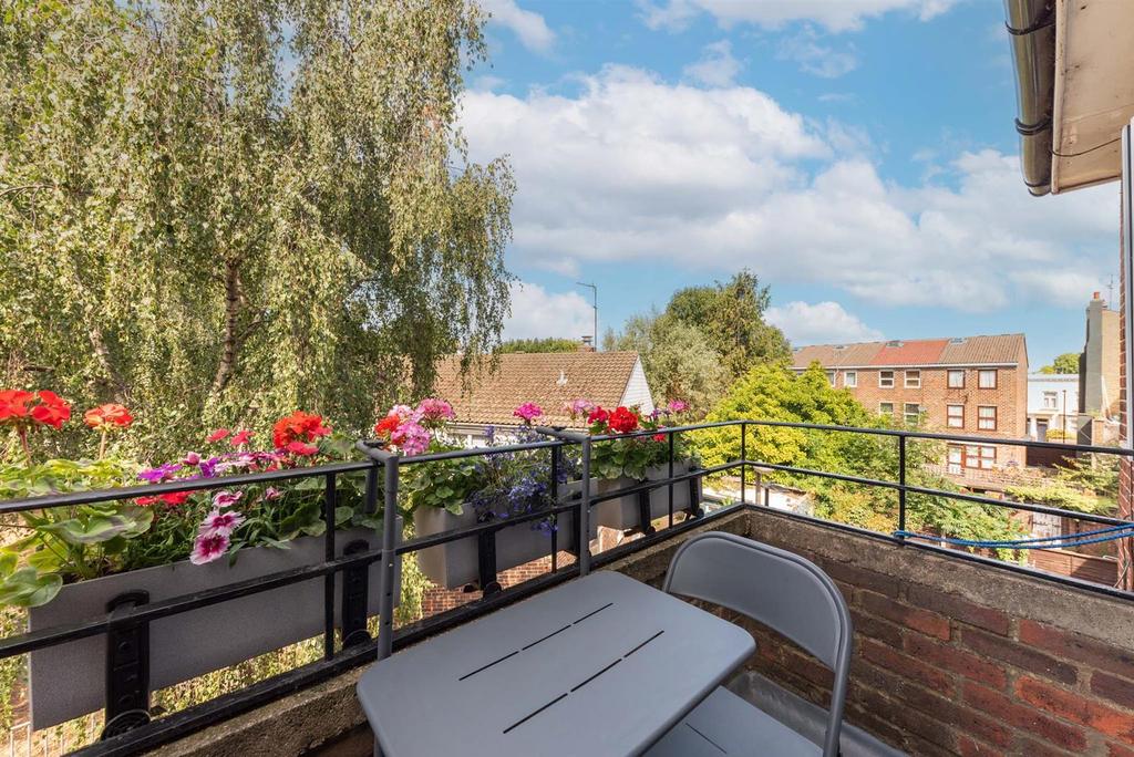 Londesborough Road, N16 3 bed flat £475,000