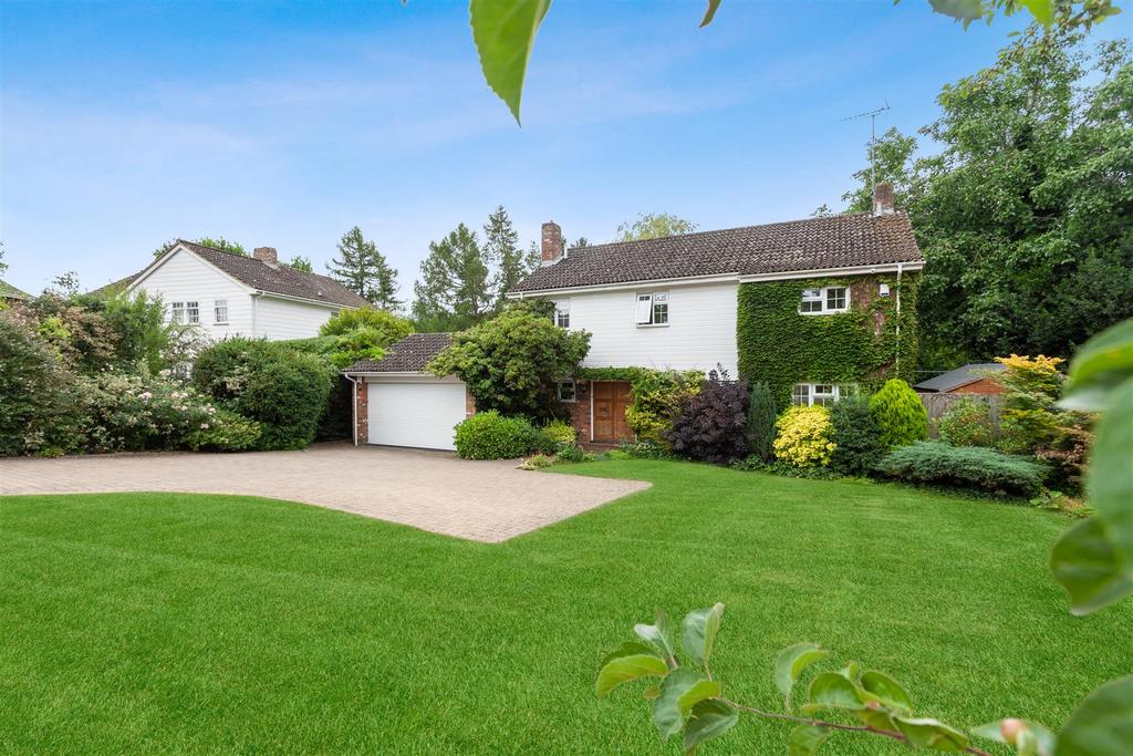 Oakwood, Berkhamsted 4 bed detached house £1,375,000