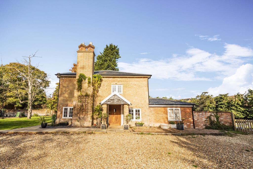 Hawley Road, Blackwater, GU17 4 bed detached house £3,200 pcm (£738 pw)