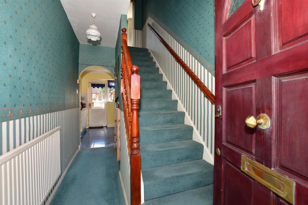 Preston Lane, Tadworth, Surrey 2 bed end of terrace house £375,000