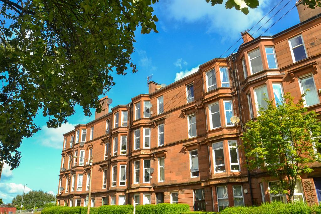 7 Waverley Gardens, Shawlands... 2 bed flat £169,000