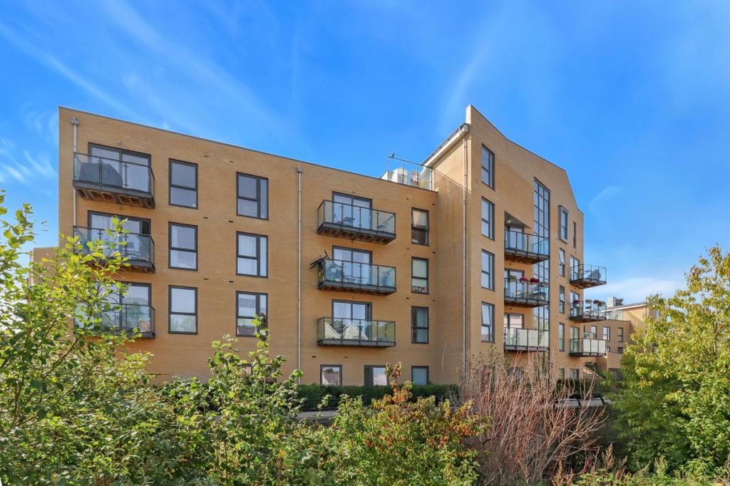 Richardson House, The Embankment, Hemel Hempstead, Hertfordshire, HP3 1 bed flat for sale £250,000
