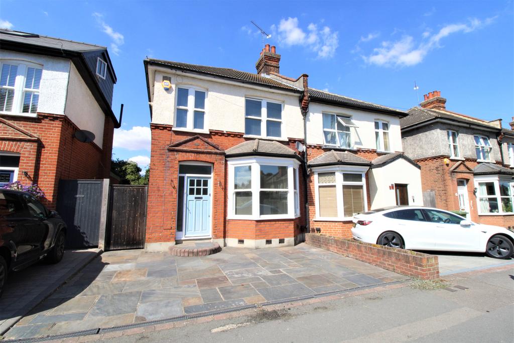 Howard Road, Upminster RM14 2 bed semidetached house £599,995