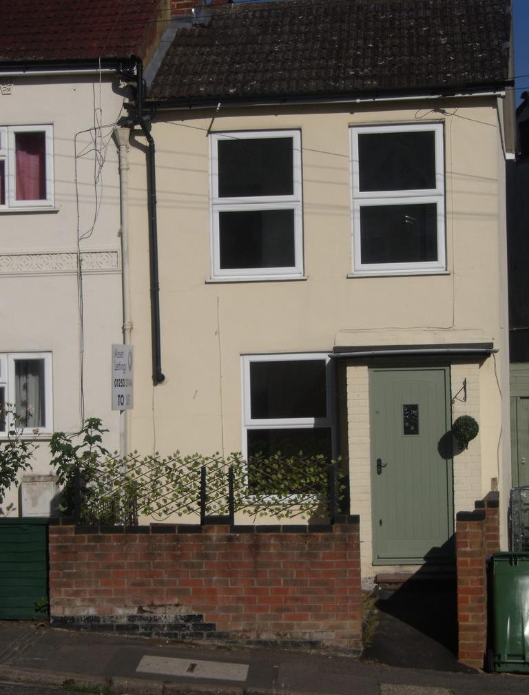 Alexandra Road, Aldershot GU11 2 bed terraced house £1,050 pcm (£242 pw)