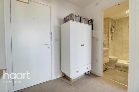 1 bedroom flat to rent - Queens Moat House - Romford - RM1