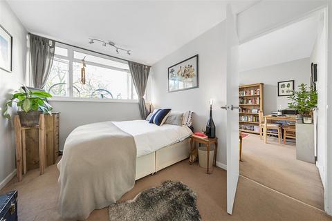 1 bedroom flat for sale, Churchill Gardens, SW1V