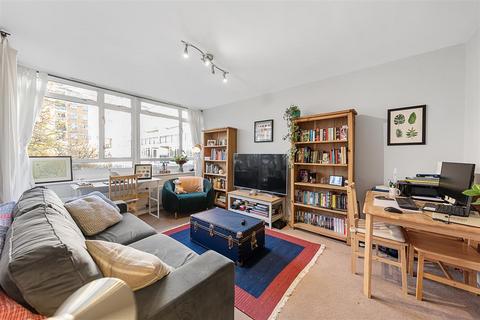 1 bedroom flat for sale, Churchill Gardens, SW1V