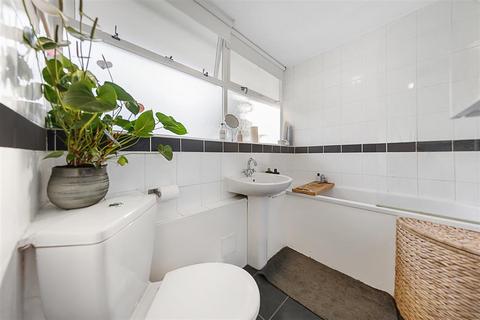 1 bedroom flat for sale, Churchill Gardens, SW1V