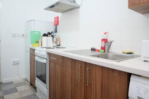 1 bedroom in a flat share to rent, Whitechapel Road, London E1